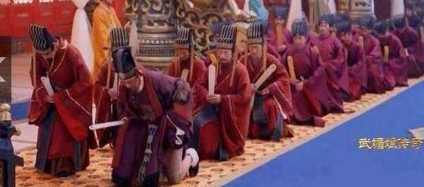 Lỗi khó tin trong phim cổ trang: Xác chết nằm chơi điện thoại, ô tô chạy trên đường Lỗi khó tin trong phim cổ trang: Xác chết nằm chơi điện thoại, ô tô chạy trên đường